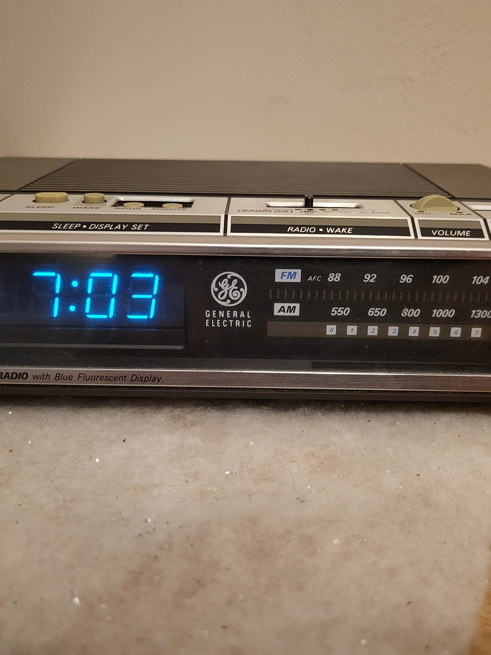 Vintage GE General Electric AM/FM Clock Radio – Model 7-4646A – Blue Fluorescent